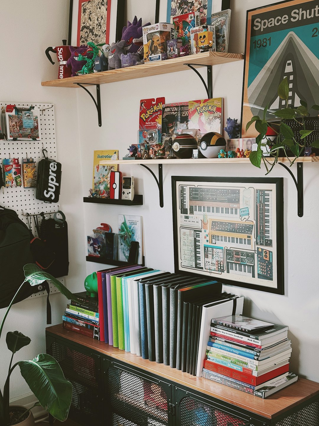 Memorabilia della cultura pop e libri esposti su scaffali di legno.