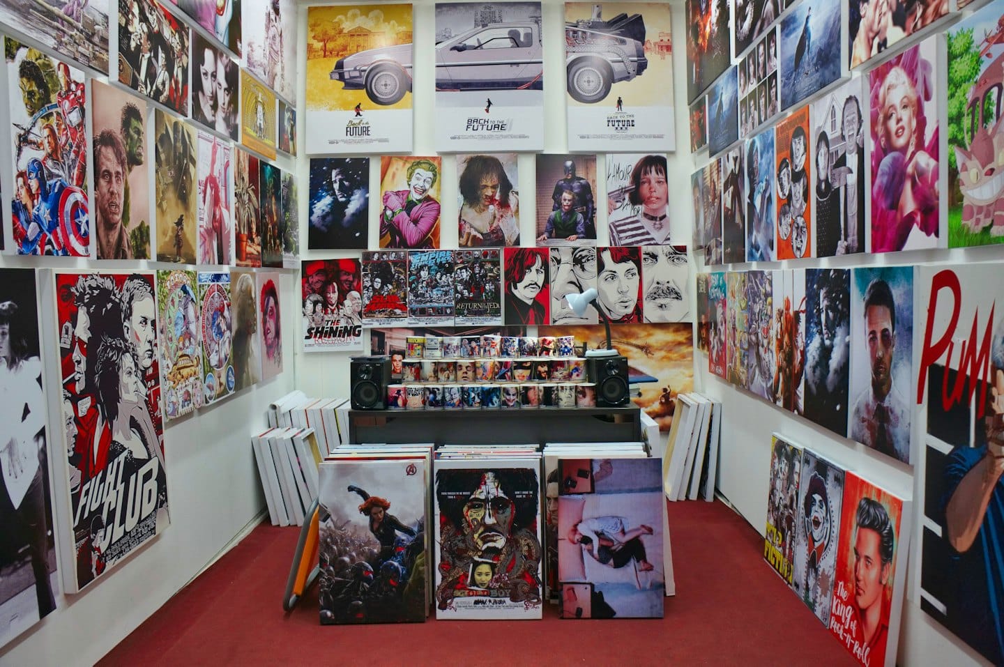 Parete di uno stand d'arte piena di poster e stampe di film.